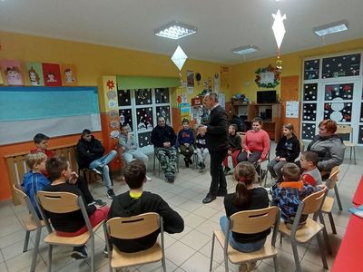Dzieci z Placówki Wsparcia Dziennego z Lasek podczas zabawy naśladowczej.
