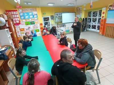 Dzieci z Placówki Wsparcia Dziennego z Lasek podczas rozmowy z prowadzącym.