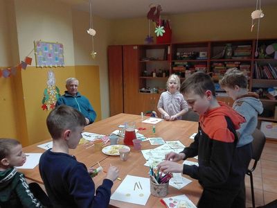 Dzieci z Placówki Wsparcia Dziennego z Podgórek podczas przygotowywania prac plastycznych. 