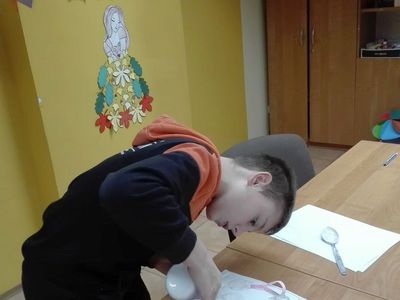 Chłopiec z Placówki Wsparcia Dziennego z Podgórek wykonuje pracę plastyczną. 