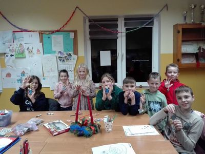 Dzieci z Placówki Wsparcia Dziennego w Podgórkach pozują do zdjęcia z aniołkami z gipsu.