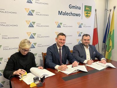 Skarbnik Gminy Malechowo - Sylwia Piechota, wicemarszałek Województwa Zachodniopomorskiego - Tomasz Sobieraj oraz wójt Radosław Nowakowski podczas podpisania umowy na dofinansowanie. 