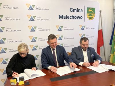 Skarbnik Gminy Malechowo - Sylwia Piechota, wicemarszałek Województwa Zachodniopomorskiego - Tomasz Sobieraj oraz wójt Radosław Nowakowski podczas podpisania umowy na dofinansowanie. 