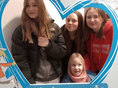 Dziewczynki ze Szkoły Podstawowej w Lejkowie pozują w ramce dekoracyjnej. 