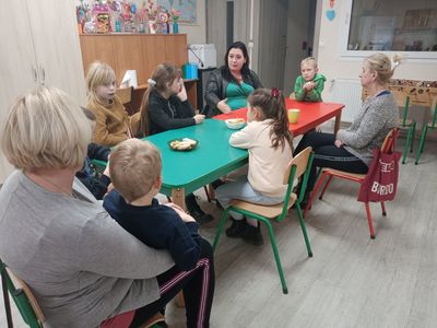 Uczestnicy zajęć profilaktycznych z rodzicami podczas zajęć profilaktycznych.