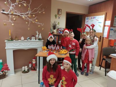 Dzieci z Kosierzewo w mikołajkowych strojach pozują przy słodkościach i czekoladowych mikołajach. 