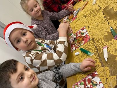 Dzieci z Darskowa zdobią pierniczki. 