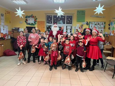 Wychowankowie Placówki Wsparcia Dziennego w Laskach z opiekunami i Świętym Mikołajem.