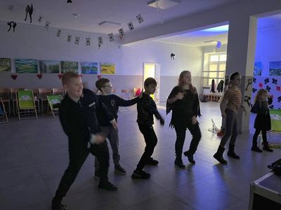 Wspólne, andrzejkowe tańce dzieci ze Świetlicy Kultury.