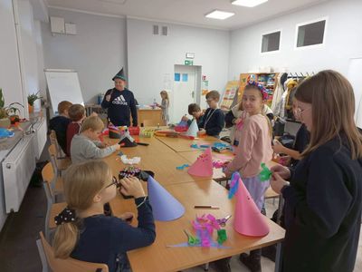Dzieci ze Świetlicy Kultury przygotowywania papierowych ozdób andrzejkowych. 