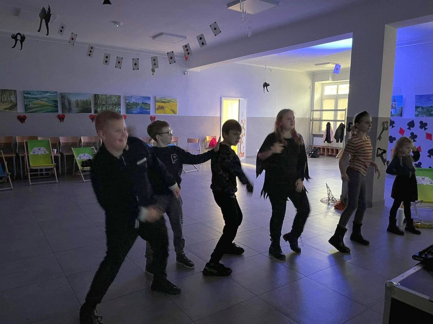 Wspólne, andrzejkowe tańce dzieci ze Świetlicy Kultury.