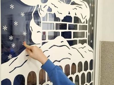 Dekoracja okienna przygotowana przez dzieci z Placówki Wsparcia Dziennego w Kusiach.
