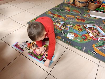 Chłopiec z Kosierzewa układa puzzle
