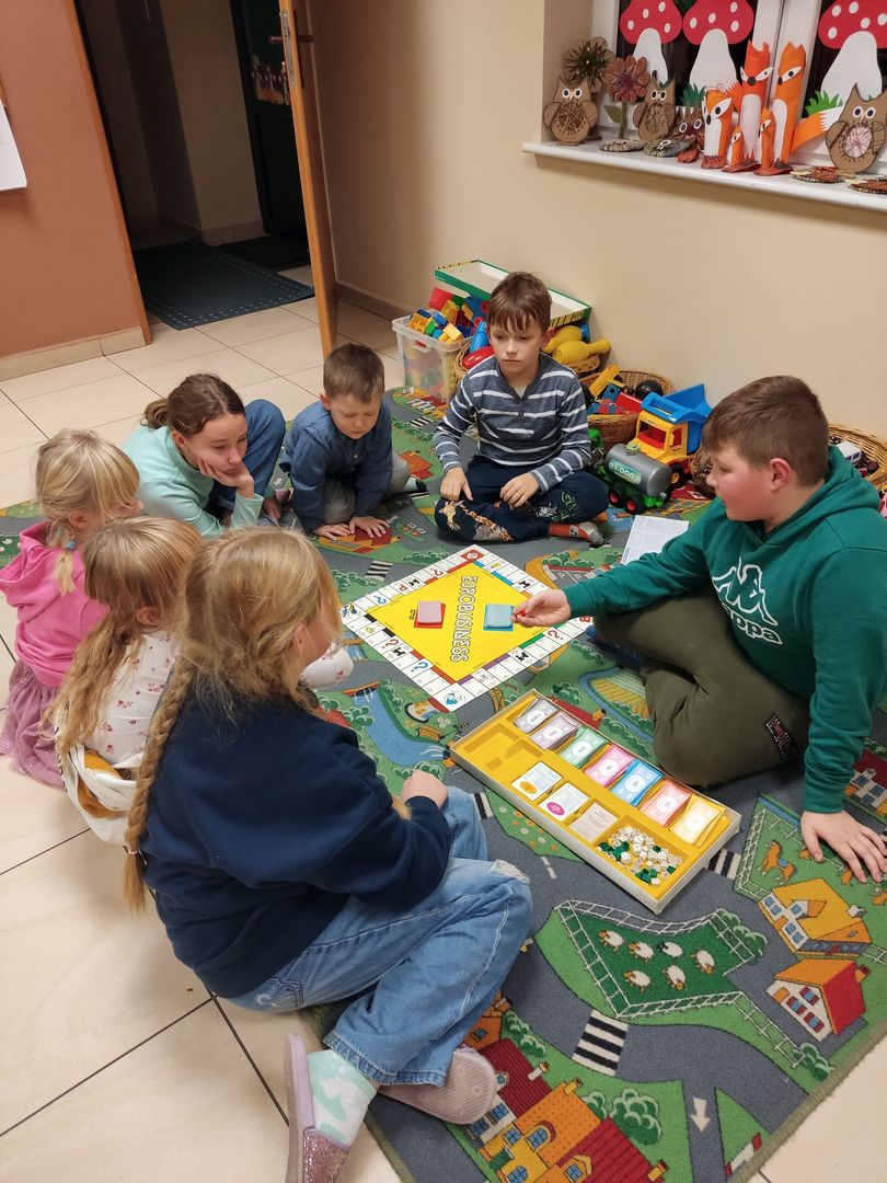 Dzieci z Kosierzewa grają w grę planszową.