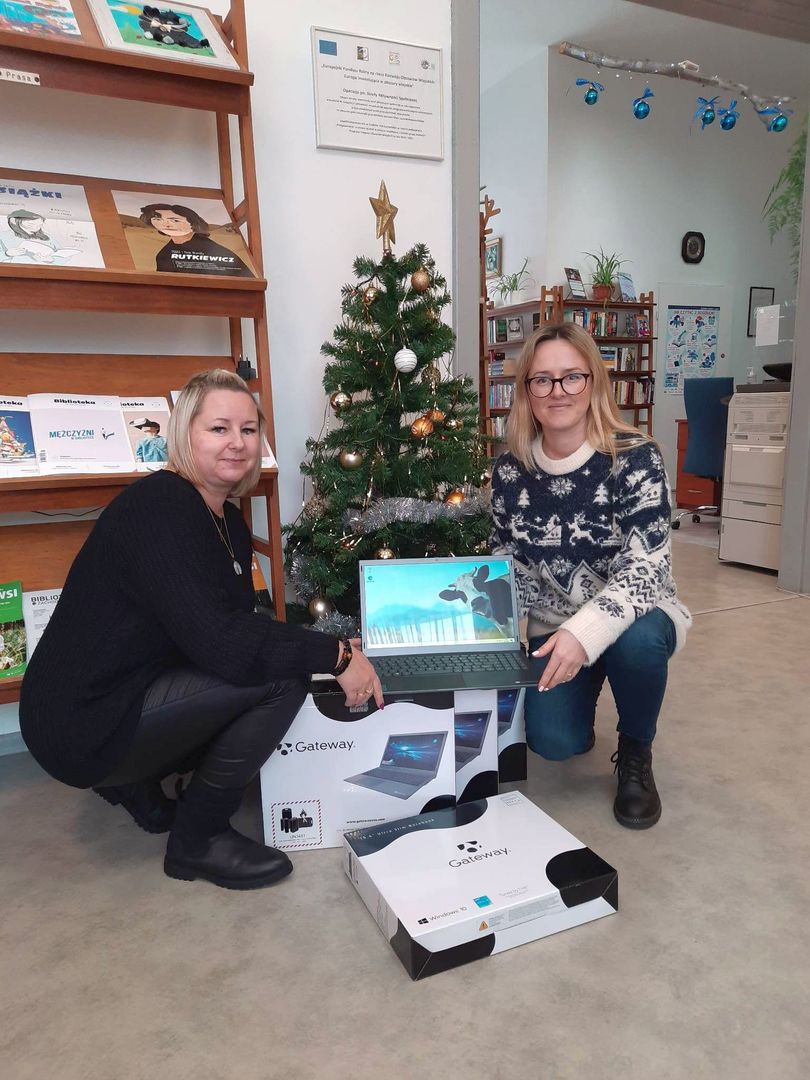 Pracownice Gminnej Biblioteki Publicznej w Malechowie prezentują laptopa.