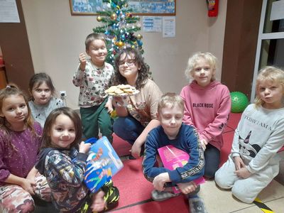 Dzieci z Sulechowa pozują do zdjęcia z upieczonymi ciasteczkami.