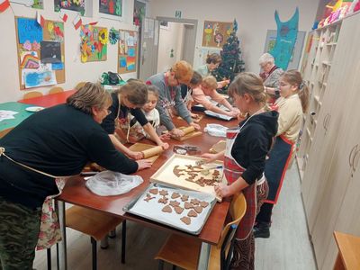 Dzieci z PWD rozwałkowują ciasto na pierniki.