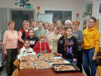 Dzieci z PWD w Niemicy wspólnie z paniami z KGW prezentują pierniczki.
