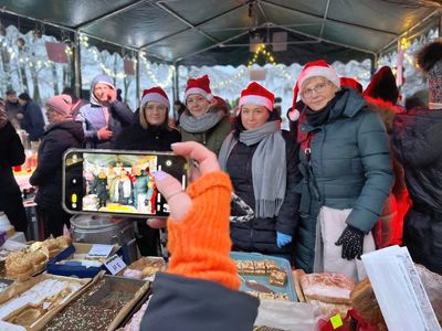 Wystawcy pozują do zdjęcia podczas jarmarku bożonarodzeniowego w Malechowie.