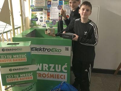 Chłopcy ze Szkoły Podstawowej w Lejkowie przy eko-kąciku.