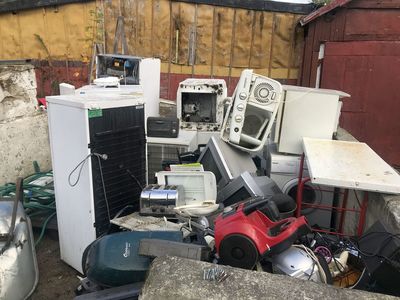 Zbiórka elektrośmieci przed kotłownią w Szkole Podstawowej w Lejkowie. 