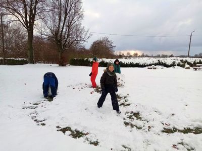 Dzieci z Karwic bawią się na świeżym powietrzu.
