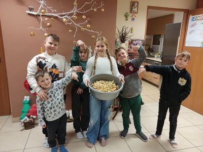 Grupa dzieci z Placówki Wsparcia Dziennego w Kosierzewie podczas degustacji amoniaczków.