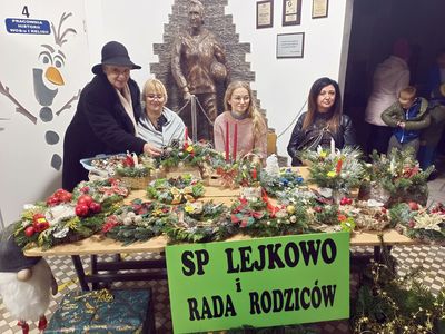Panie sprzedają ozdoby przygotowane przez uczniów podczas kiermaszu.