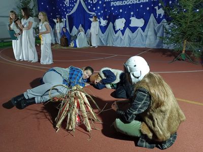 Uczniowie ze szkoły w Lejkowie jako pastuszkowie.