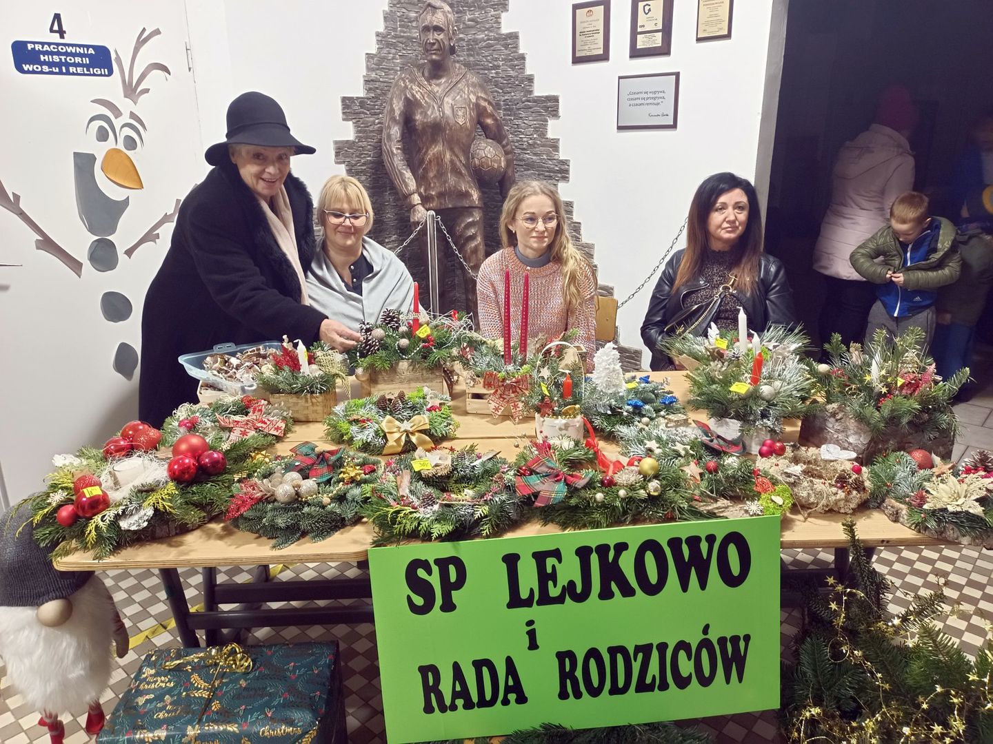 Panie sprzedają ozdoby przygotowane przez uczniów podczas kiermaszu.