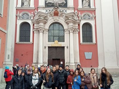Uczniowie ze Szkoły Podstawowej w Malechowie zwiedzają Stare Miasto w Poznaniu. 