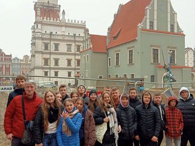 Uczniowie ze Szkoły Podstawowej w Malechowie zwiedzają Stare Miasto w Poznaniu. 