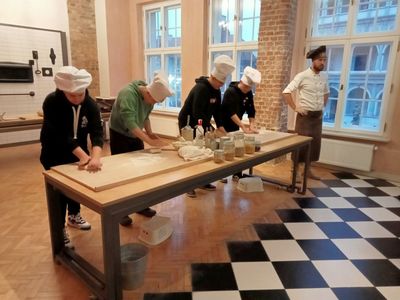 Uczniowie ze Szkoły Podstawowej w Malechowie podczas warsztatów przygotowywania Rogali Marcińskich. 