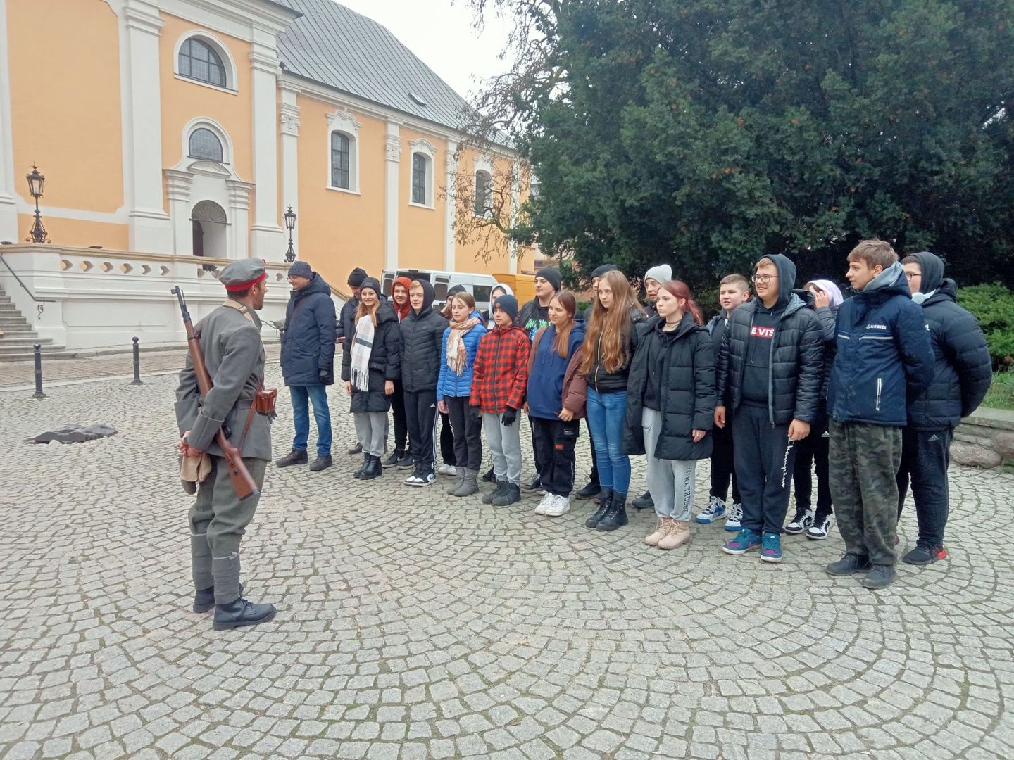 Gra terenowa uczniów ze Szkoły Podstawowej w Poznaniu.
