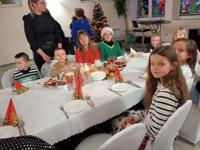 Dzieci z Placówki Wsparcia Dziennego w Niemicy przy stole wigilijnym.
