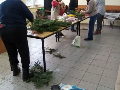 Panie z Karwic przygotowują świąteczne stroiki. 