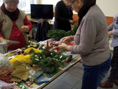 Panie z Karwic przygotowują świąteczne stroiki. 