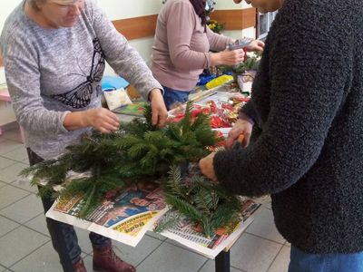 Panie z Karwic przygotowują świąteczne stroiki. 