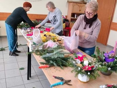 Panie z Karwic przygotowują świąteczne stroiki. 