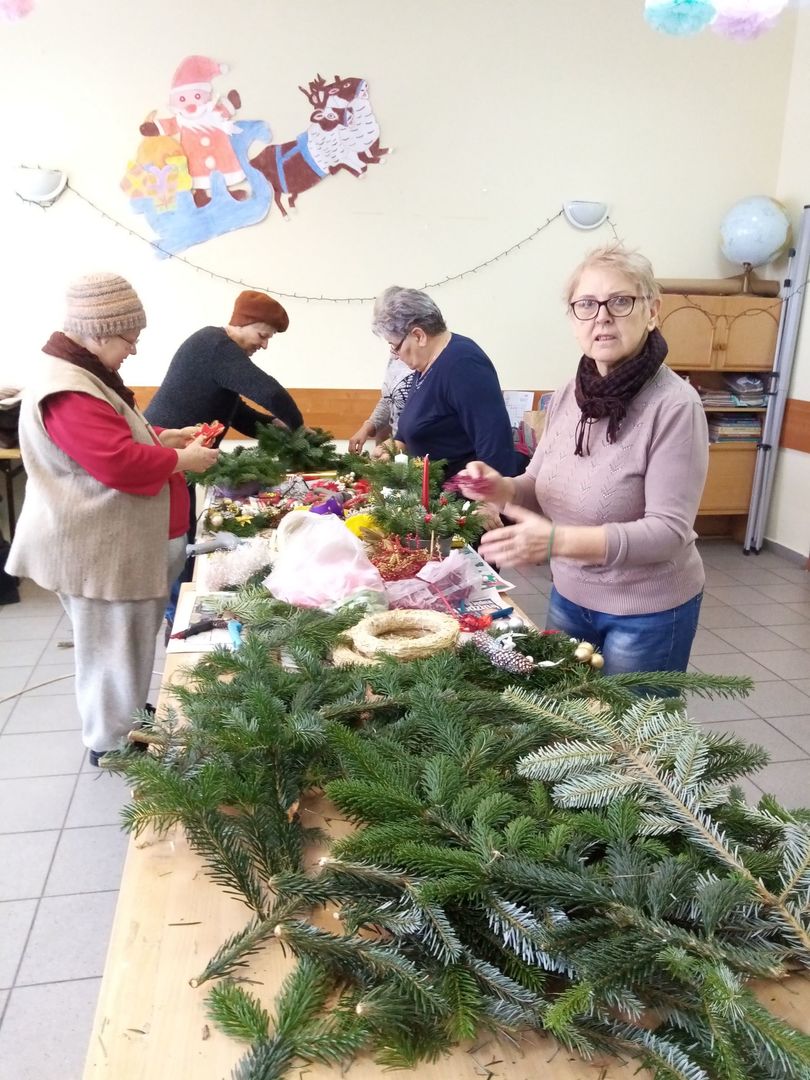 Panie z Karwic przygotowują świąteczne stroiki. 