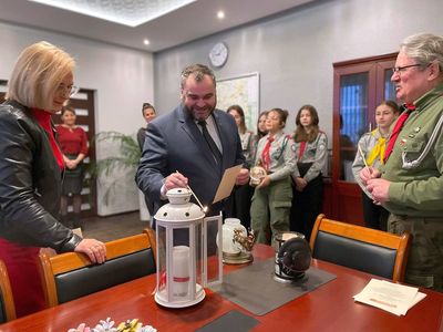 Przekazanie Betlejemskiego Światełka Pokoju w malechowskim Urzędzie.