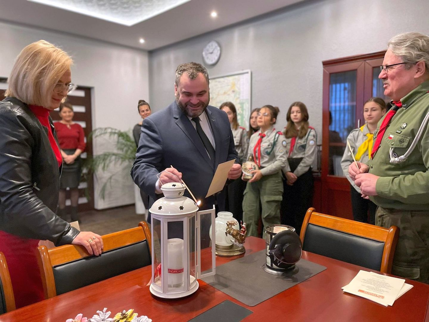 Przekazanie Betlejemskiego Światełka Pokoju w malechowskim Urzędzie.