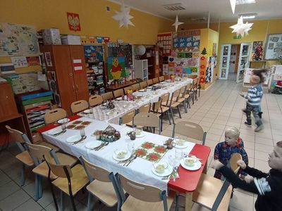 Dzieci z Placówki Wsparcia Dziennego z Lasek podczas kolacji wigilijnej. 