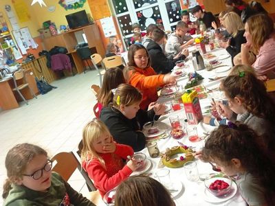 Dzieci z Placówki Wsparcia Dziennego z Lasek nakrywają do stołu. 