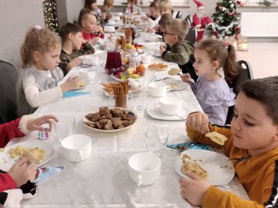 Wspólna degustacja pierożków. 