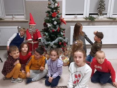 Dzieci z Placówki Wsparcia Dziennego w Ostrowcu wyczekujące Mikołaja z paczkami. 