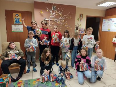 Stół przygotowany do przedświątecznego spotkania dzieci z Placówki Wsparcia Dziennego w Kosierzewie.