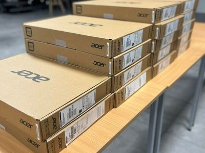 Dwadzieścia sześć laptopów w kartonach do przekazania mieszkańcom gminy. 