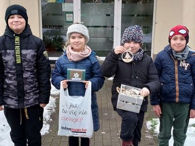 Dzieci z Placówki Wsparcia Dziennego w Gorzycy roznoszą kartki z życzeniami mieszkańcom wsi.