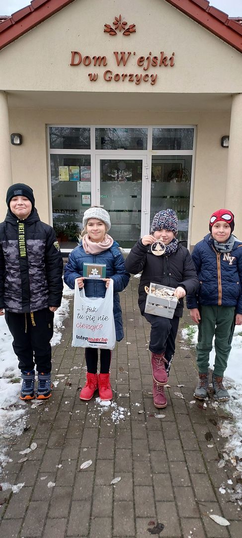 Dzieci z Placówki Wsparcia Dziennego w Gorzycy roznoszą kartki z życzeniami mieszkańcom wsi.